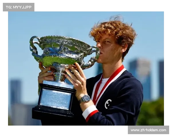 都灵总决赛颁奖礼，辛纳高举奖杯时主场观众沸腾